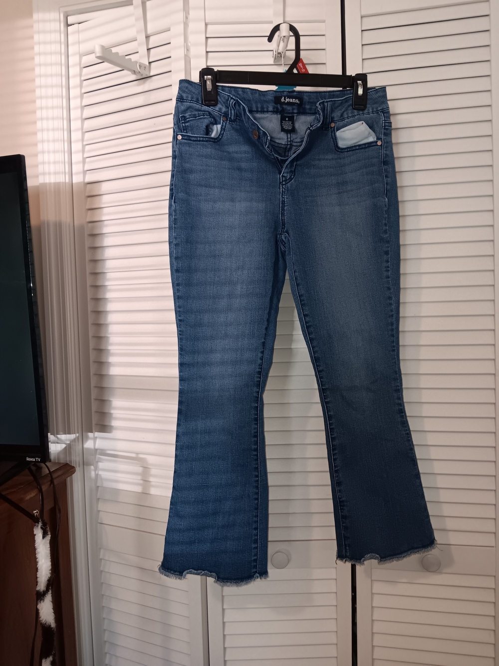 Short/petite d. jeans Women's Medium Blue Flare Jeans with Raw Hem
